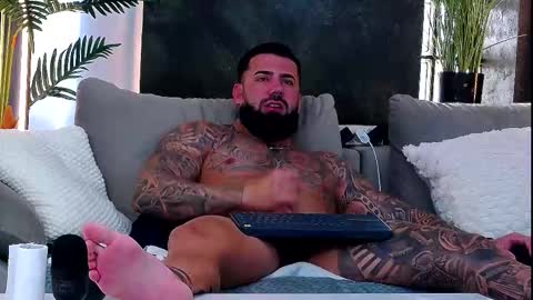 Snapshot of masterkingofmuscle chatting on 10.10.25 masterkingofmuscle online show from 10.10.25