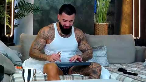 Snapshot of masterkingofmuscle chatting on 11.13.25 masterkingofmuscle online show from 11.13.25