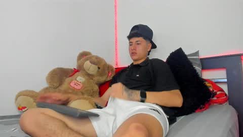 Snapshot of mateo_escobar chatting on 10.21.25 mateo_escobar online show from 10.21.25