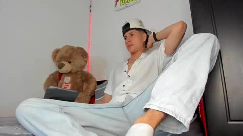 Snapshot of mateo_escobar chatting on 11.13.25 mateo_escobar online show from 11.13.25