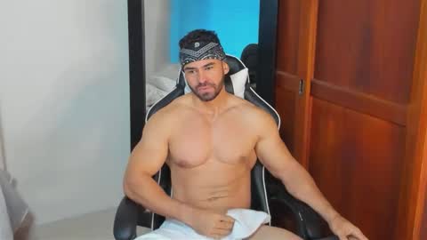 Snapshot of mathews_smith chatting on 10.05.25 mathews_smith online show from 10.05.25