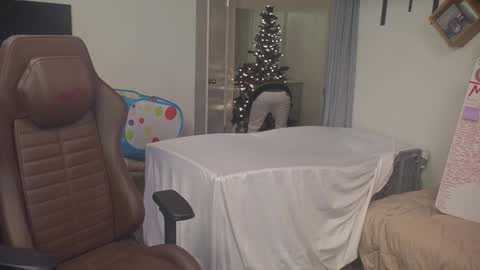 Snapshot of mattcashxxx chatting on 12.04.25 Matt Cash online show from 12.04.25