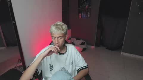 Snapshot of mattias_dantee chatting on 03.04.25 mattias online show from 03.04.25