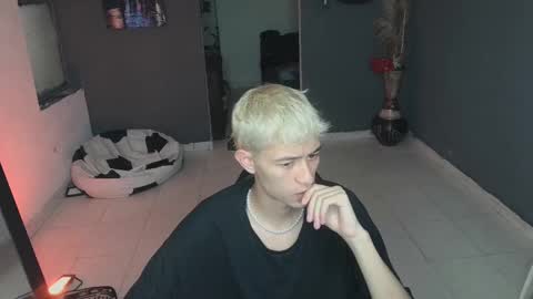 Snapshot of mattias_dantee chatting on 03.11.25 mattias online show from 03.11.25