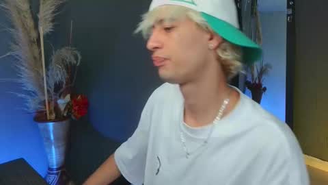 Snapshot of mattias_dantee chatting on 09.17.25 mattias online show from 09.17.25