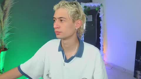 Snapshot of mattias_dantee chatting on 10.04.25 mattias online show from 10.04.25