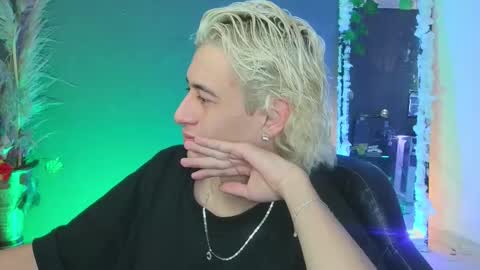 Snapshot of mattias_dantee chatting on 10.05.25 mattias online show from 10.05.25