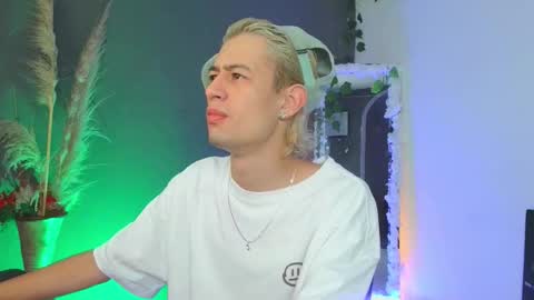 Snapshot of mattias_dantee chatting on 10.06.25 mattias online show from 10.06.25