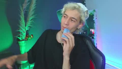 Snapshot of mattias_dantee chatting on 10.10.25 mattias online show from 10.10.25