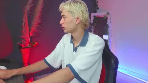 Snapshot of mattias_dantee chatting on 10.11.25 mattias online show from 10.11.25