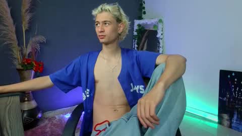 Snapshot of mattias_dantee chatting on 10.18.25 mattias online show from 10.18.25