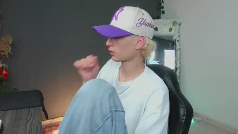 Snapshot of mattias_dantee chatting on 10.22.25 mattias online show from 10.22.25