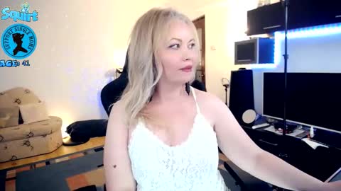 Snapshot of maturelynn chatting on 11.10.25 Whitney Lynn online show from 11.10.25