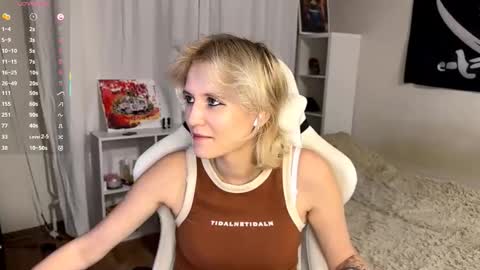 Snapshot of maudhendry chatting on 09.08.25 Mia online show from 09.08.25