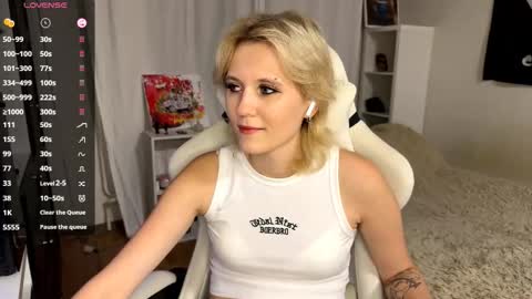 Snapshot of maudhendry chatting on 09.15.25 Mia online show from 09.15.25