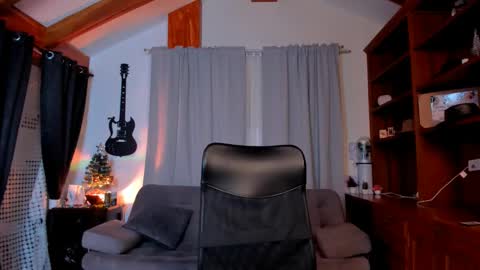 Snapshot of max_dic1 chatting on 01.06.25 max D. online show from 01.06.25