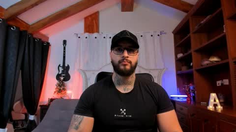 Snapshot of max_dic1 chatting on 12.04.25 max D. online show from 12.04.25