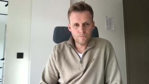 Snapshot of max_straight_1 chatting on 11.15.25 Max take off clothes online show from 11.15.25