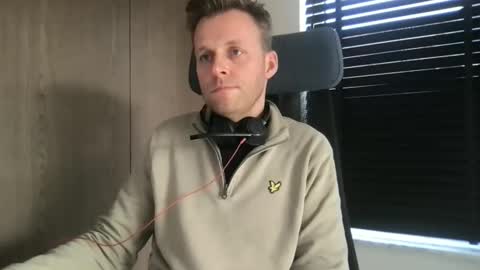 Snapshot of max_straight_1 chatting on 12.02.25 Max take off clothes online show from 12.02.25