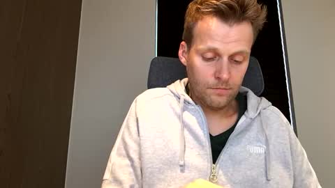 Snapshot of max_straight_1 chatting on 12.04.25 Max take off clothes online show from 12.04.25