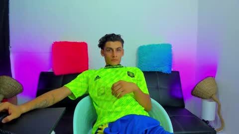 Snapshot of max_wild01 chatting on 09.11.25 MAX online show from 09.11.25