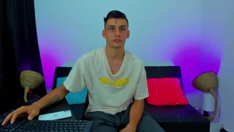 Snapshot of max_wild01 chatting on 10.08.25 MAX online show from 10.08.25