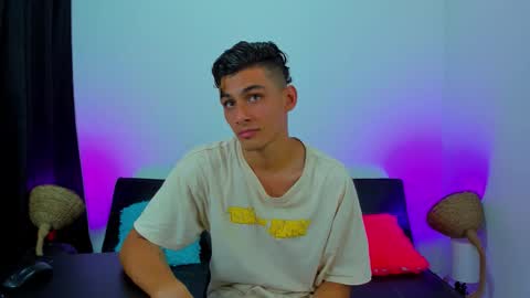 Snapshot of max_wild01 chatting on 10.09.25 MAX online show from 10.09.25