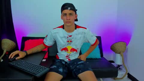 Snapshot of max_wild01 chatting on 10.27.25 MAX online show from 10.27.25