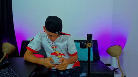 Snapshot of max_wild01 chatting on 10.27.25 MAX online show from 10.27.25