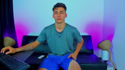 Snapshot of max_wild01 chatting on 11.04.25 MAX online show from 11.04.25