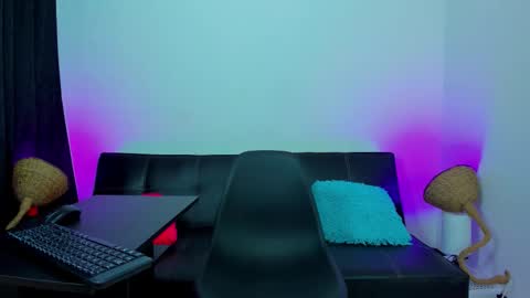 Snapshot of max_wild01 chatting on 11.09.25 MAX online show from 11.09.25