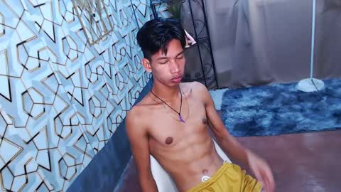 Snapshot of maxiebunny99 chatting on 02.11.25 Reyn online show from 02.11.25