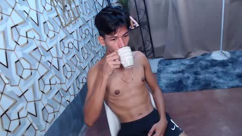 Snapshot of maxiebunny99 chatting on 02.13.25 Reyn online show from 02.13.25