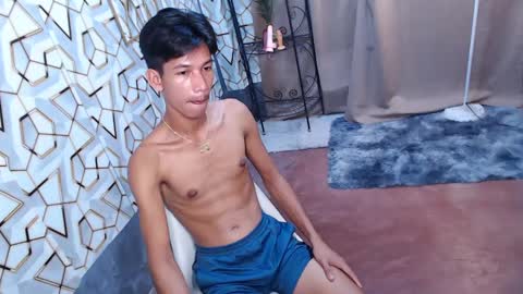 Snapshot of maxiebunny99 chatting on 02.21.25 Reyn online show from 02.21.25