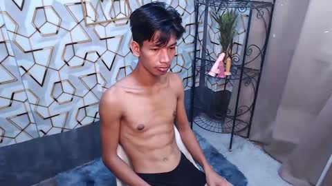 Snapshot of maxiebunny99 chatting on 02.24.25 Reyn online show from 02.24.25