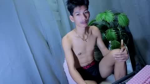 Snapshot of maxiebunny99 chatting on 10.16.25 Reyn online show from 10.16.25