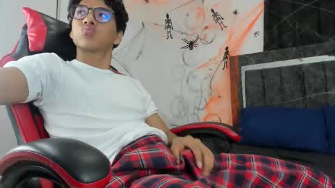 Snapshot of maximiliano_khalil chatting on 10.28.25 Maximiliano online show from 10.28.25