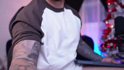 Snapshot of maximo_rodriguez chatting on 12.23.25 Maximo online show from 12.23.25