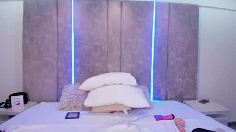 Snapshot of maxirogers chatting on 02.11.25 Maxi Rogers online show from 02.11.25