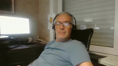 Snapshot of maxou569 chatting on 10.15.25 maxou569 online show from 10.15.25