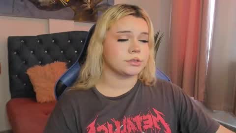 Snapshot of maxxxine_ chatting on 02.11.25 Maxine Minx online show from 02.11.25