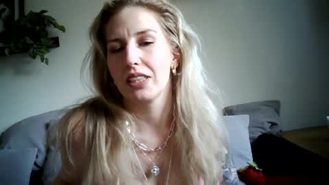 Snapshot of may4jay chatting on 08.08.26 may4jay online show from 08.08.26