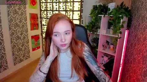 Snapshot of maya_light chatting on 10.08.25 Maya online show from 10.08.25