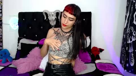 Snapshot of mayaredd chatting on 02.05.25 mayaredd online show from 02.05.25