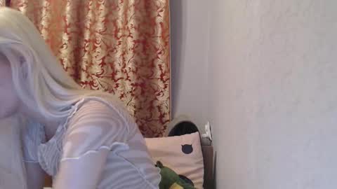 Snapshot of maybe_doll chatting on 11.30.25 maybe_doll online show from 11.30.25