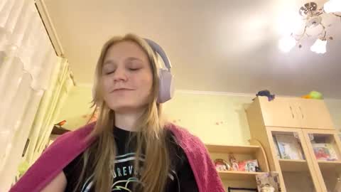 Snapshot of maybelleensminger chatting on 09.25.25 Lola online show from 09.25.25