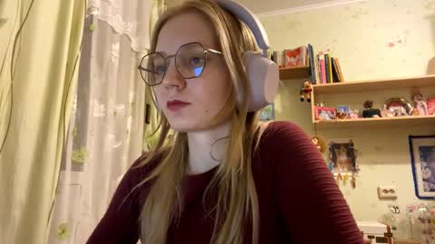 Snapshot of maybelleensminger chatting on 09.26.25 Lola online show from 09.26.25