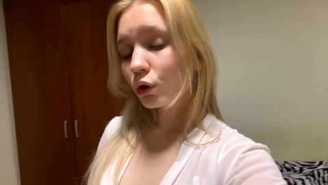 Snapshot of maybelleensminger chatting on 10.20.25 Lola online show from 10.20.25