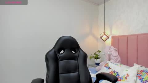 Snapshot of mayroberts chatting on 01.11.25 MAY online show from 01.11.25