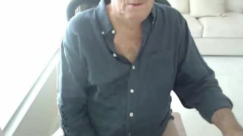 Snapshot of mbeastie chatting on 12.04.25 Beastie online show from 12.04.25